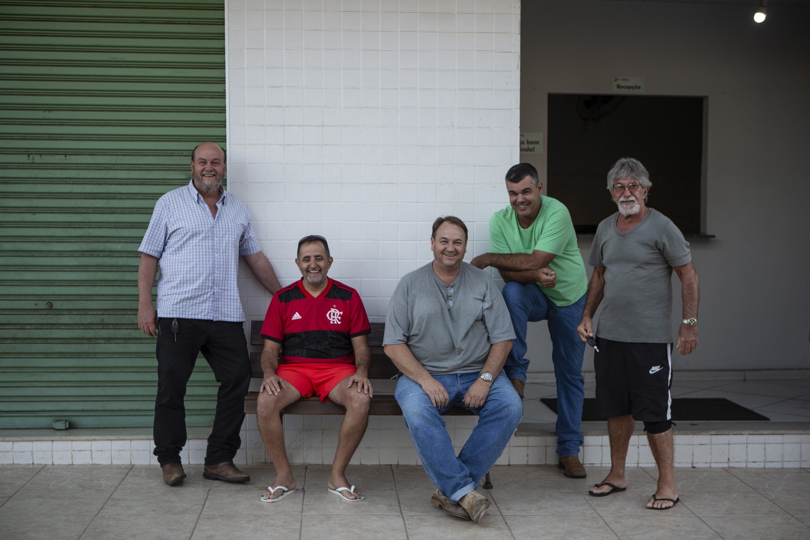 Fernando Leis (de camisa branca) e produtores rurais que apoiam Bolsonaro em Quatis (RJ): críticas ao PT — Foto: Alexandre Cassiano/Agência O Globo