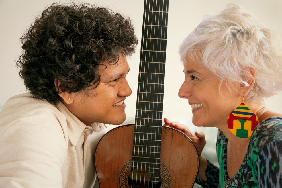 A atriz e cantora Soraya Ravenle com o músico Pedro Franco que a acompanha no show 'Caminho' — Foto: Divulgação
