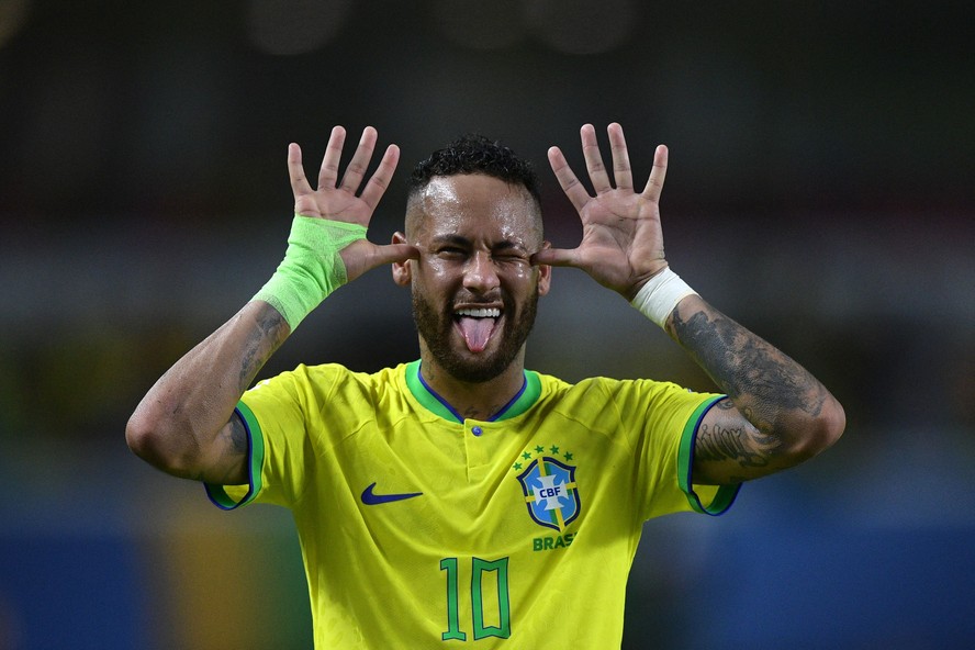 Neymar é o maior artilheiro da história da Seleção Brasileira, com uma fortuna de R$ 5 bilhões — Foto: CARL DE SOUZA / AFP