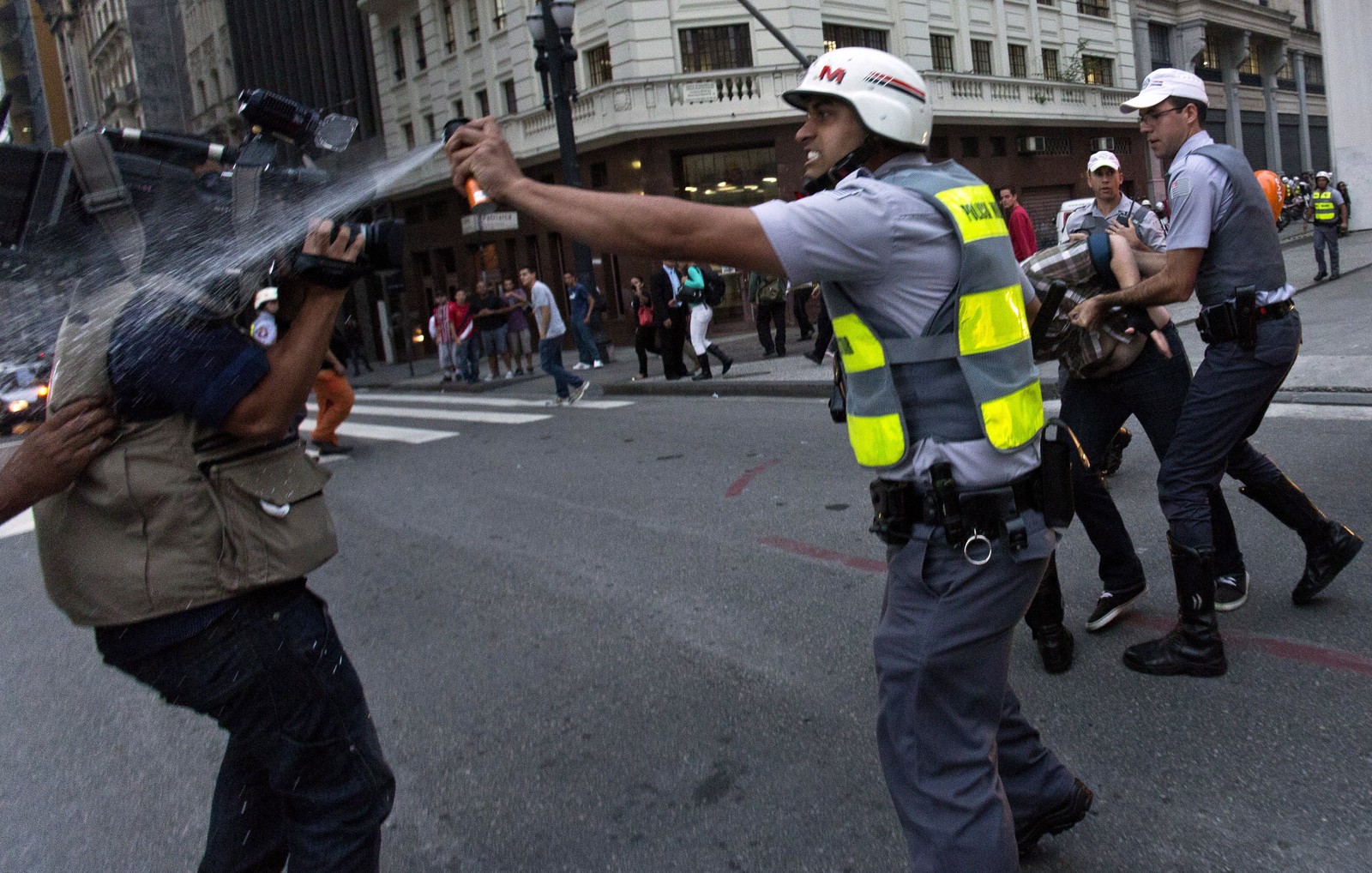 Policial militar atinge cinegrafista com spray de pimenta durante protesto contra o aumento da tarifa do transporte urbano em frente ao Teatro Municipal, no centro de São Paulo, em 13 de junho de 2013 — Foto: RODRIGO PAIVA / ESTADÃO CONTEÚDO