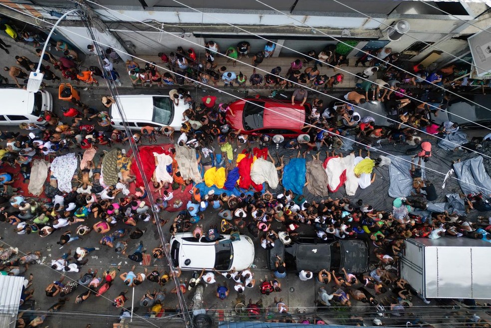 Foram 60 cadáveres não contabilizados pelas autoridades — Foto: Fabiano Rocha / Agência O Globo