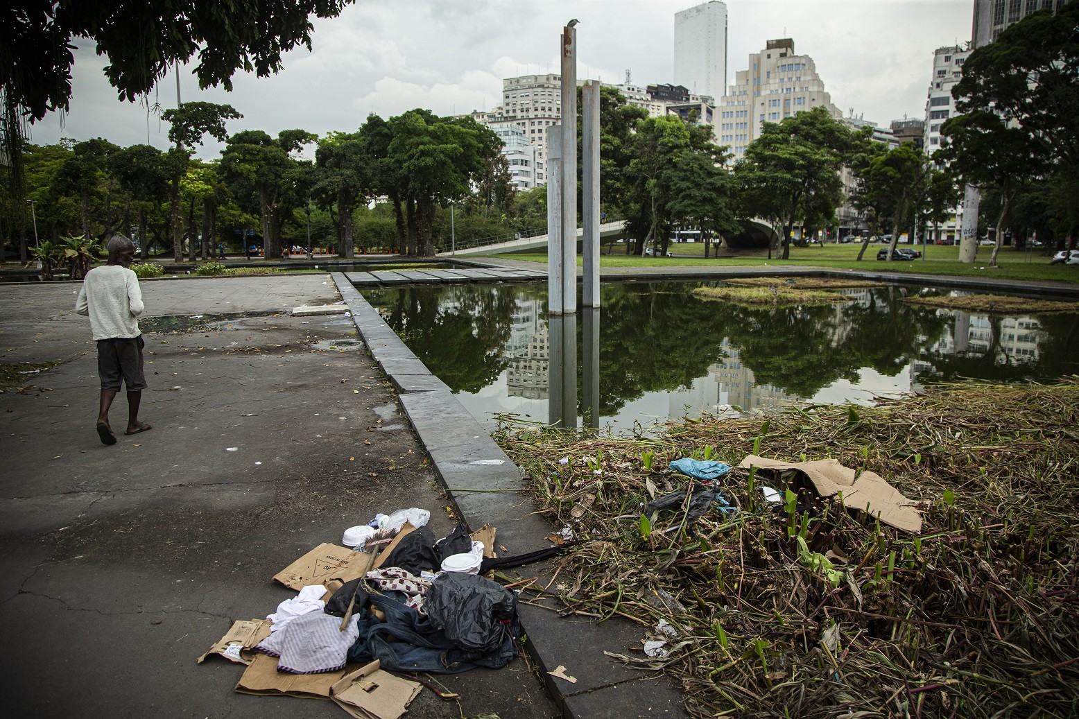 Lixo se acumula em praça do MAM, na Glória, Zona Sul do Rio — Foto: Hermes de Paula / Agência O Globo