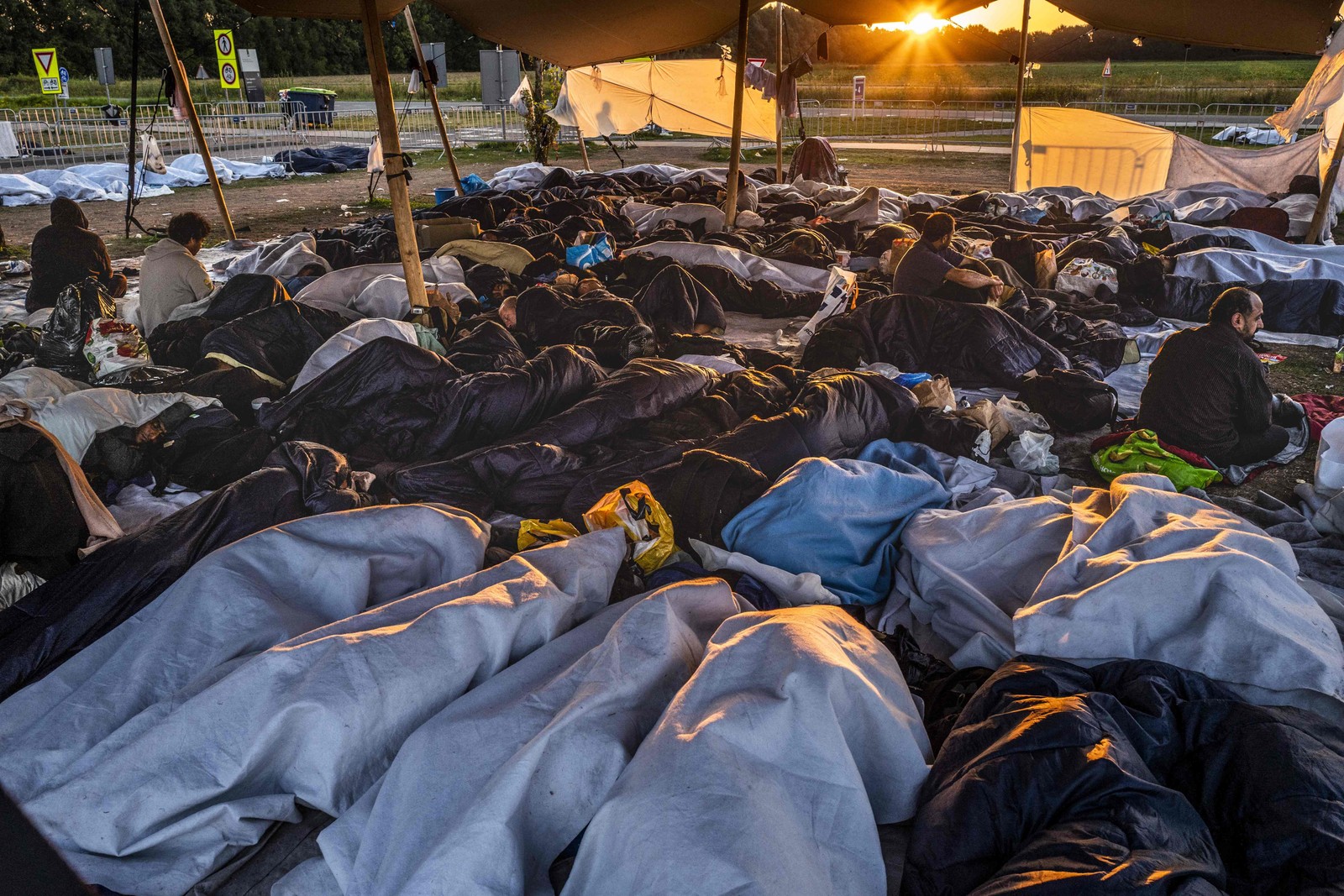 Centenas de refugiados dormem do lado de fora do portão do centro de pedidos em Ter Apel, Holanda  — Foto: VINCENT JANNINK / AFP