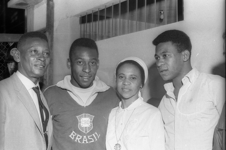 Pelé em 1966 com o pai, Dondinho (à esquerda), a mãe, Celeste, e o irmão, Zoca