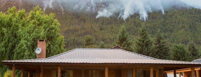 Mais de três mil turistas são evacuados após incêndios florestais na Patagônia argentina — Foto: Martin Levicoy/AFP