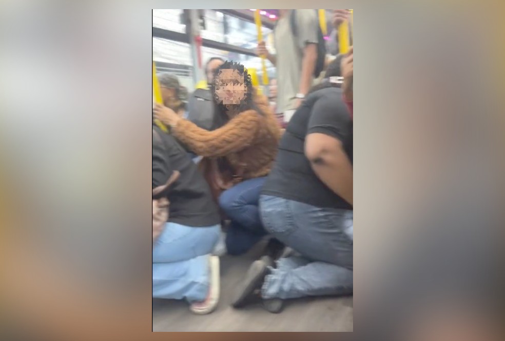 Passageiros do BRT se jogaram no ch&atilde;o para escapar dos tiros &mdash; Foto: X/Reprodu&ccedil;&atilde;o