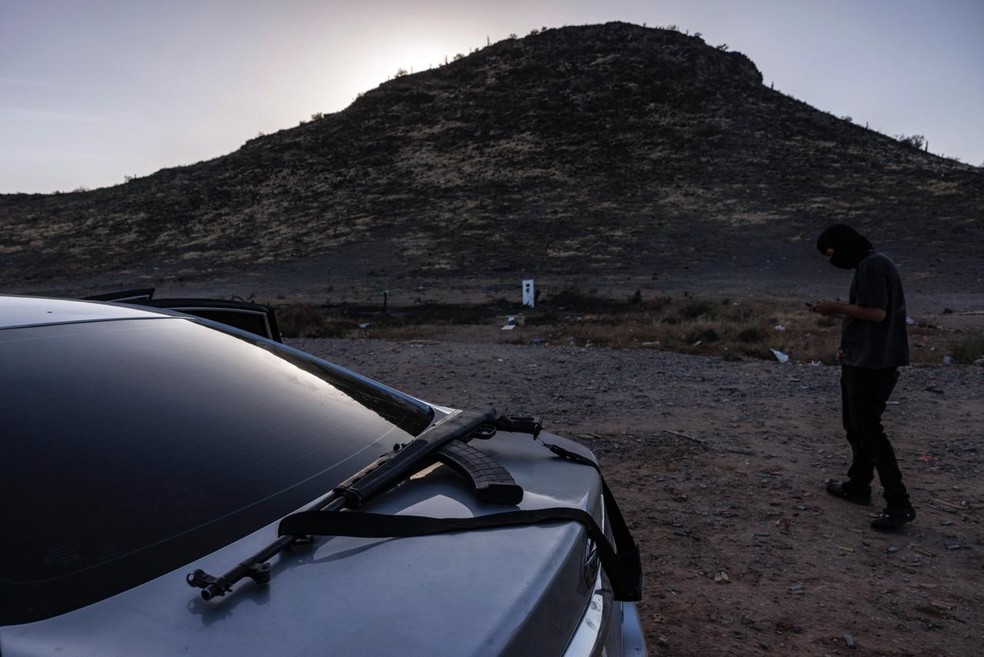 Fuzil do tipo Kalashnikov sobre carro de traficante de armas em deserto nos arredores de Phoenix, nos EUA — Foto: Adriana Zehbrauskas/The New York Times