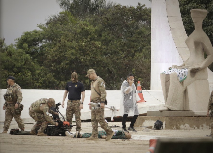 Policiais fazem varredura após explosões em frente ao Supremo Tribunal Federal