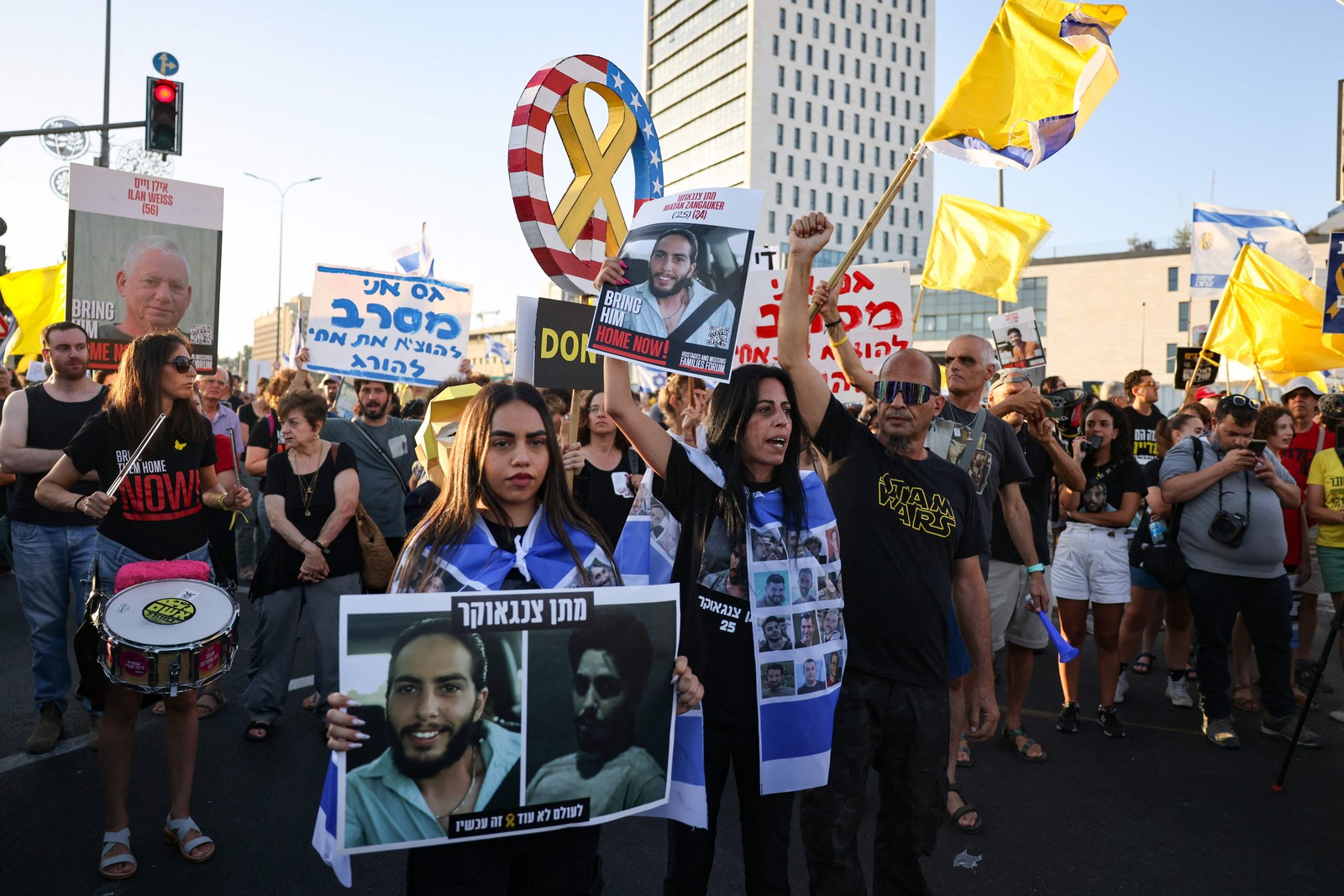 Einav Matan Zangauker Levanta Foto Do Filho Matan, Mantido Refémem Gaza Desde Desde 7 de Outubro De 2023, Durante Afternato Emeryusalém, Em 7 De Agosto De 2025, Por Açounde, Poraçãododo Compando Para para para para para para para para para para para para para para libertar os sequestrados- foto: ahmad ghararapli: ahmad affp affp afpp