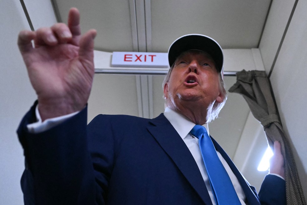 O presidente americano, Donald Trump, à bordo do Air Force One, conversa com a imprensa na sexta-feira — Foto: Andrew Caballero-Reynolds/AFP