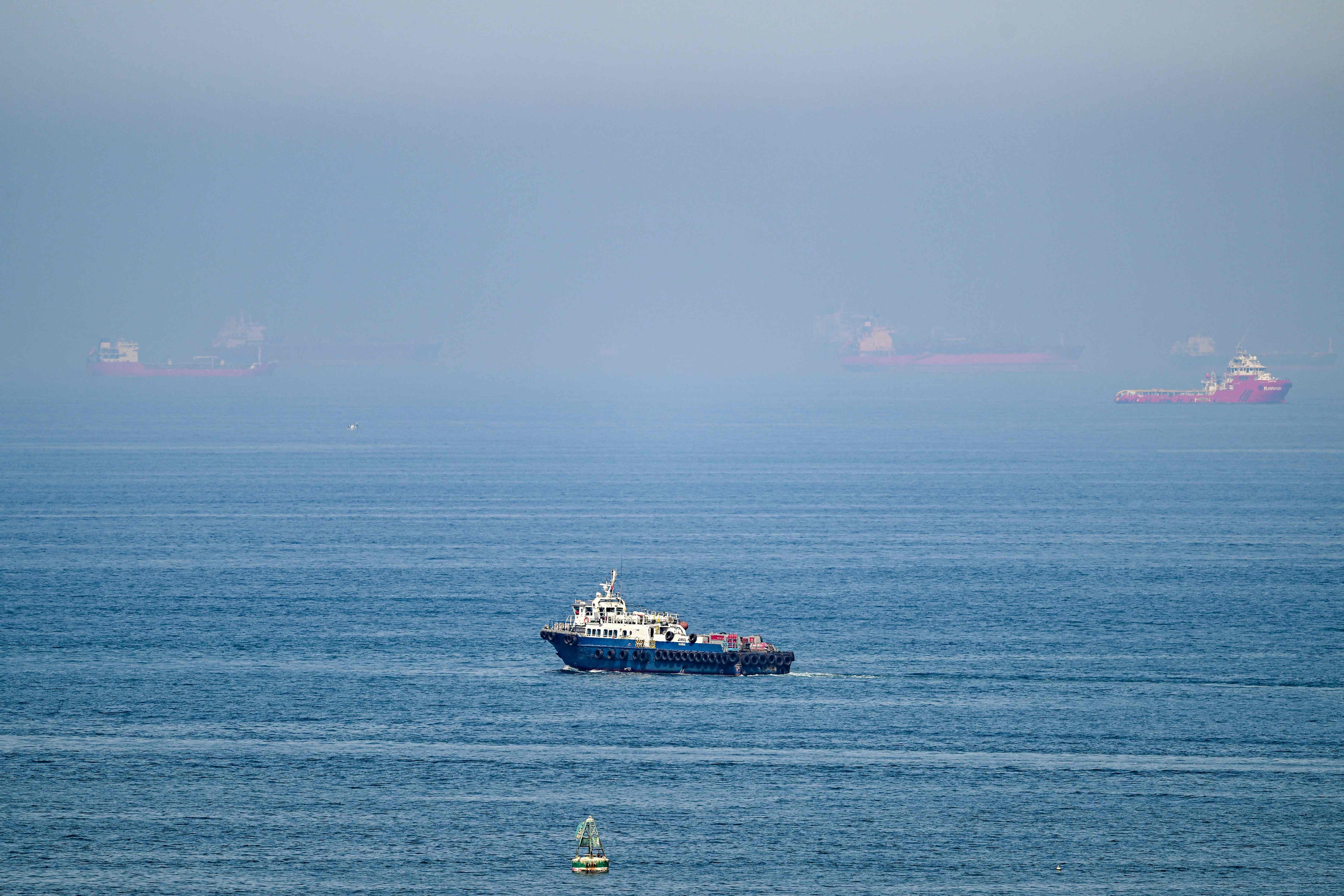 Irã e Omã discutem administração conjunta de Ormuz, enquanto tráfego naval alcança maior volume desde a guerra