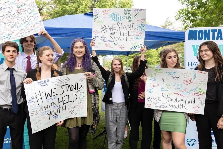 Jovens que entraram com a ação climática contra o estado americano de Montana durante o julgamento do caso, em junho