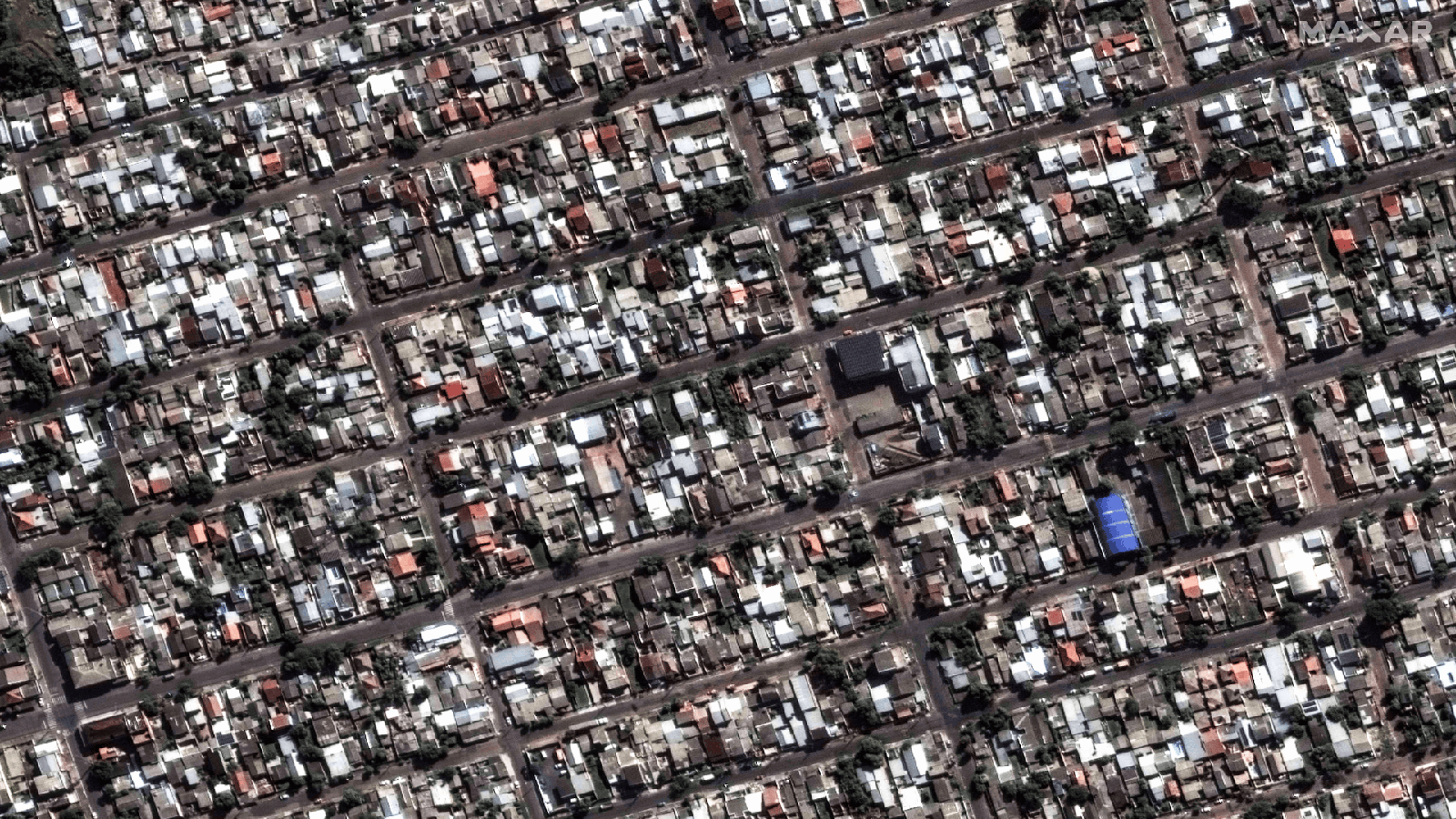 Animação mostra o antes e depois de um bairro residencial de Porto Alegre completamente inundado — Foto: Imagem de satélite ©2024 Maxar Technologies/AFP