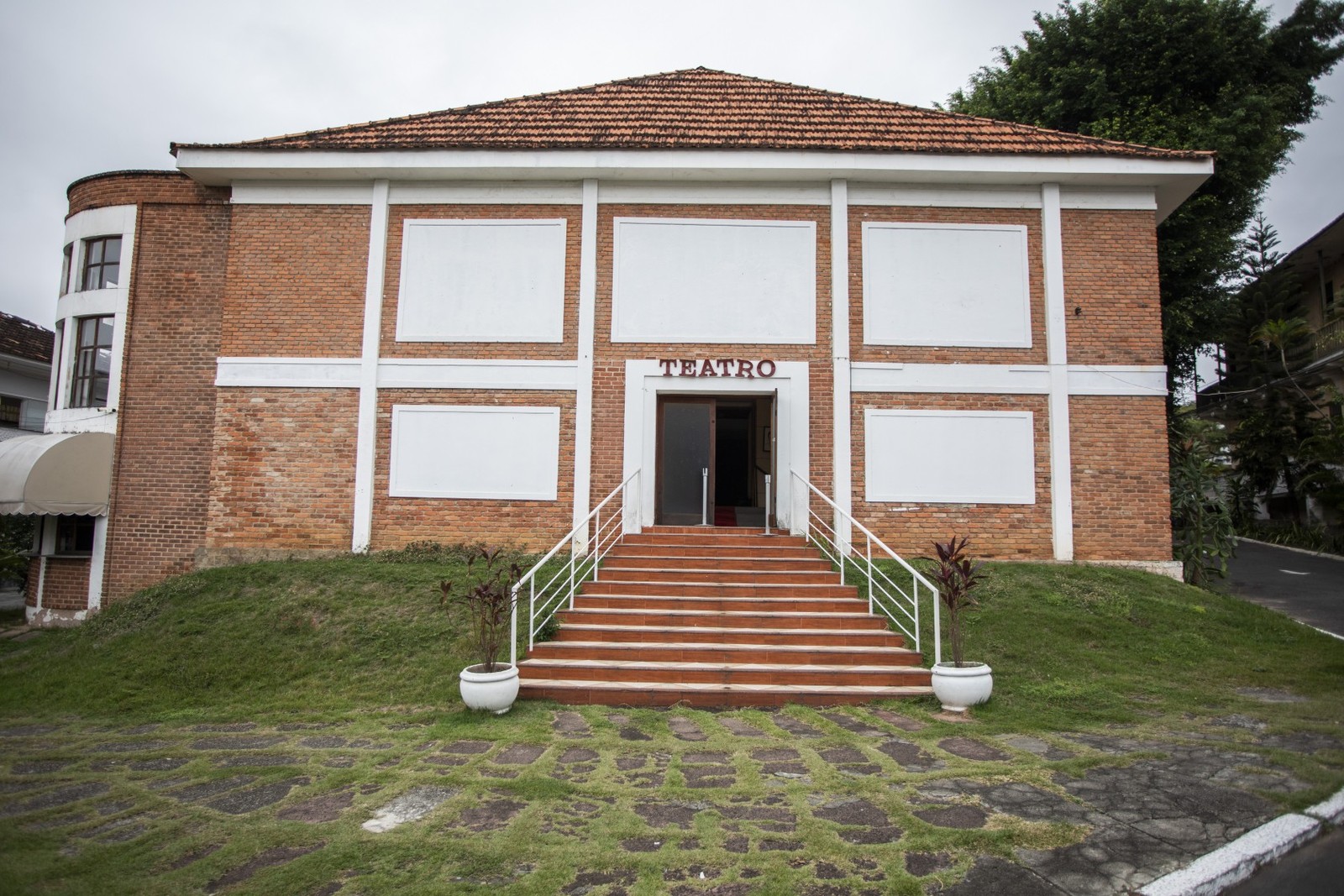 Entrada do teatro do retiro dos Artistas - Foto: Guito Moreto/agência Globo