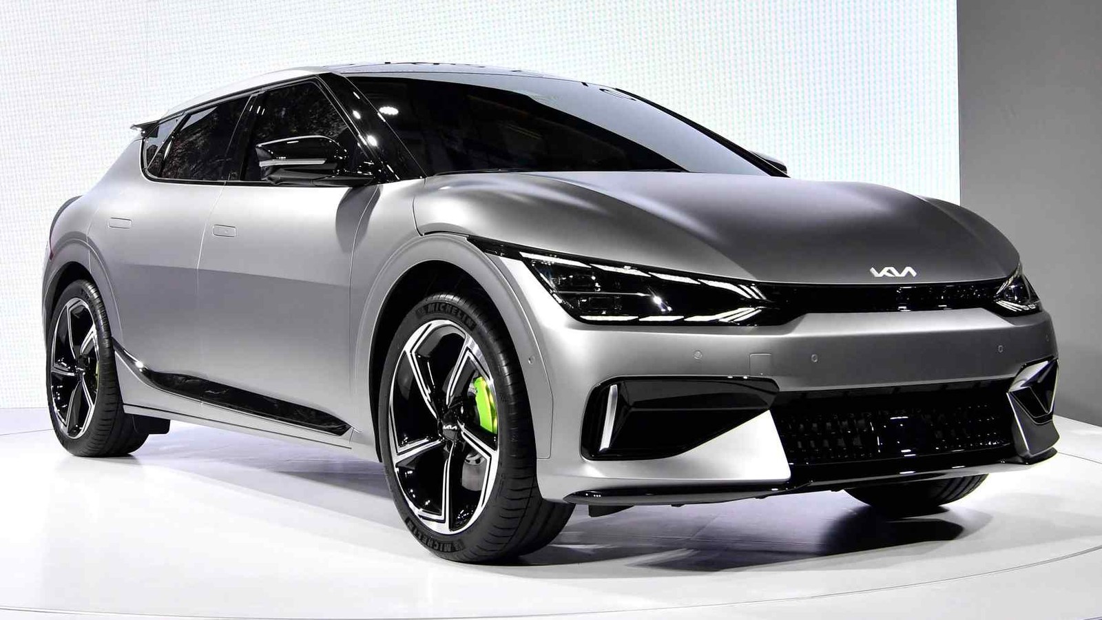 O EV6 é o primeiro modelo da Kia disponível apenas como veículo elétrico. Até aparecer no início de 2022, apoiado por um anúncio do Super Bowl, as opções elétricas da Kia, o Niro e o Soul, também eram vendidas como carros híbridos e movidos a gasolina. Preço de saída: cerca de R$ 235 mil