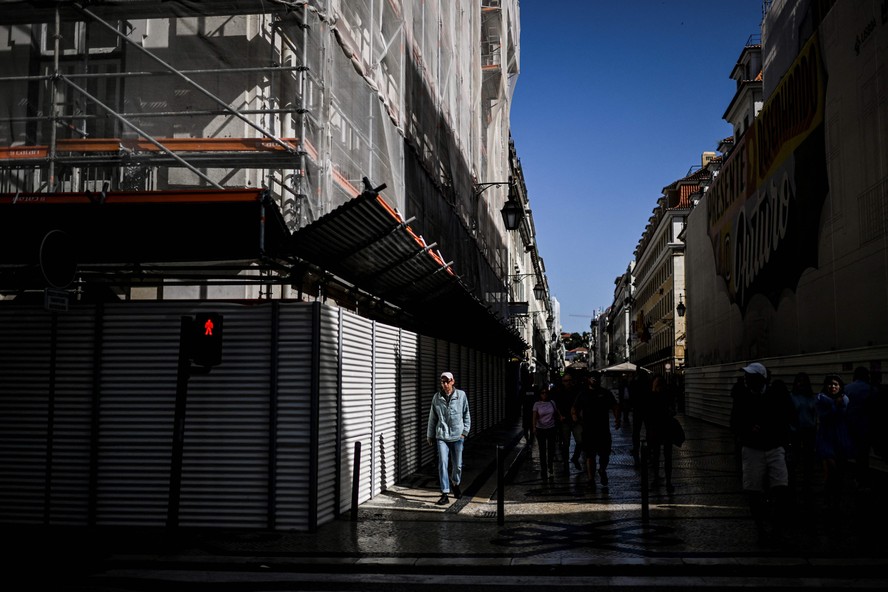 Pedestres caminham na Rua Augusta, em Lisboa