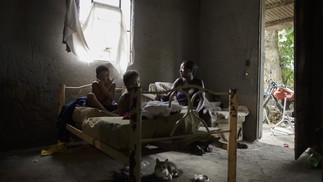 Simone Souza Bernardes, 49 anos. Ela e os filhos, Aline, 6 anos, Marcos e Naiara, de 15, vivem na zona rural de Nova Iguaçu, Baixada FluminenseAgência O Globo