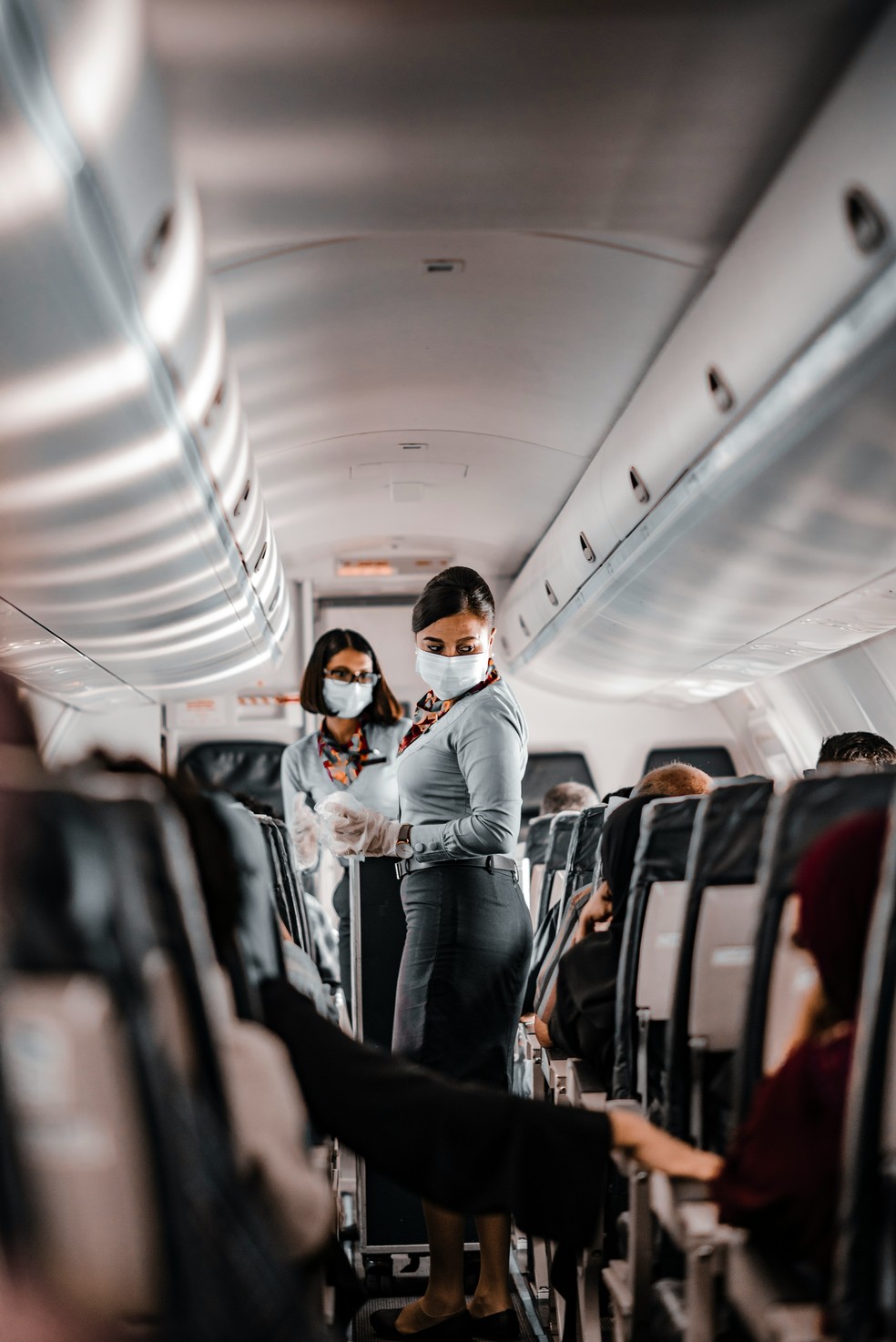 Comissárias de bordo na classe econômica de um voo: tripulação tem autoridade para determinar mudanças de lugares, como downgrade — Foto: Reprodução / Unsplash / Ismail Mohamed Sovile