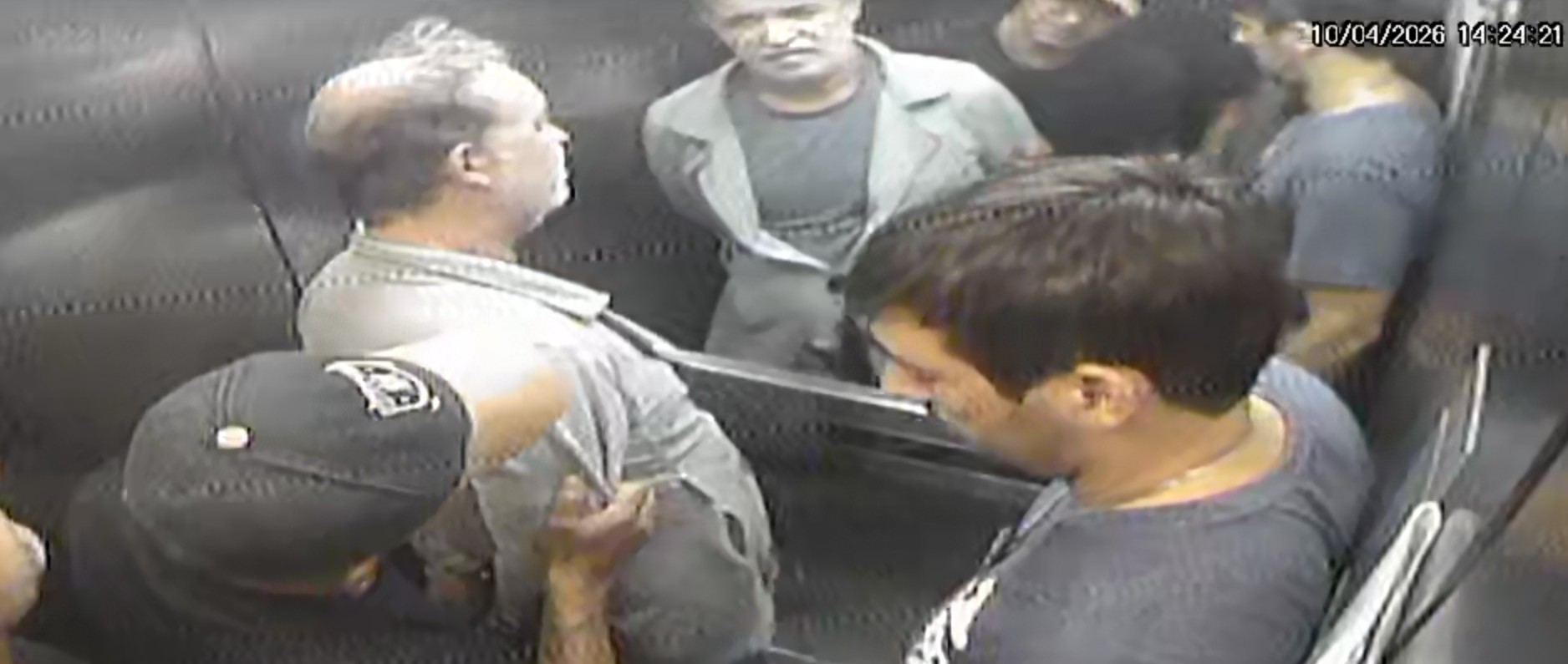 Policiais civis levaram cerca de 30 minutos para convencer homem que esfaqueou sobrinho e manteve mãe e irmã em cárcere a se entregar