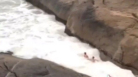 'Ela chegou a ficar inconsciente e a boiar. Nasceu de novo', diz homem que filmou casal arrastado por onda em praia do Rio 