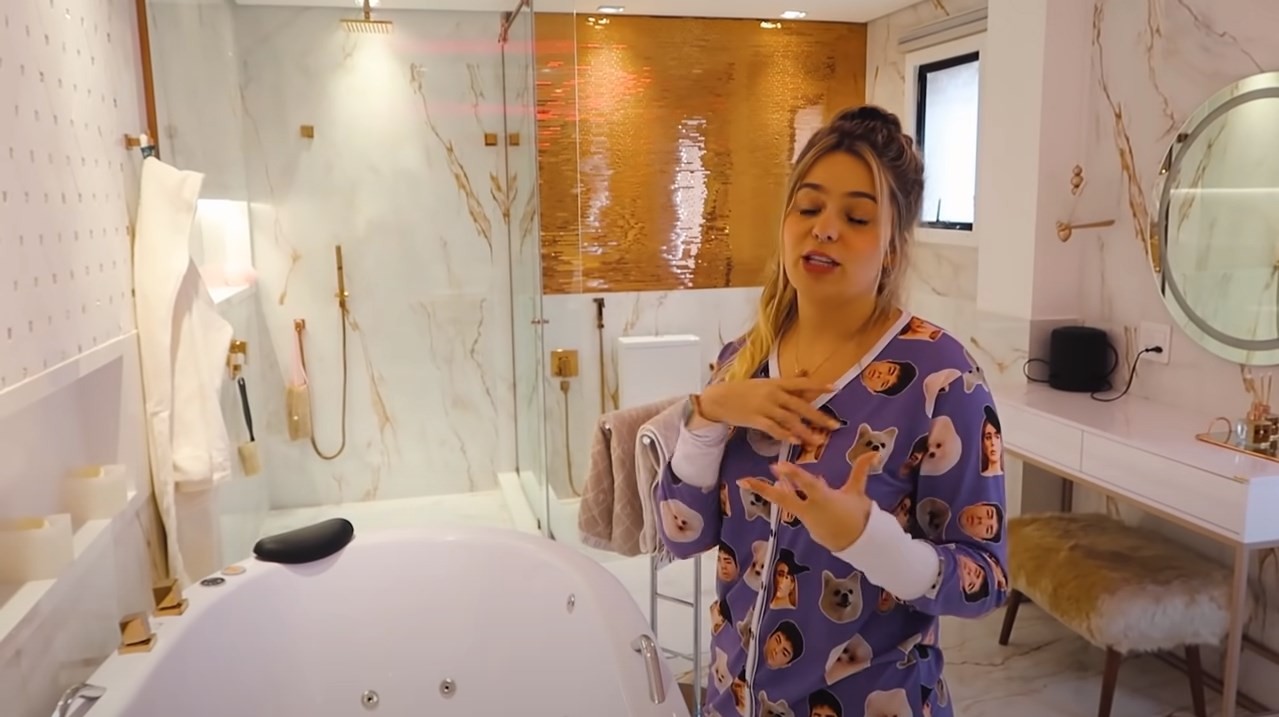 O banheiro do quarto de casal no apartamento de Viih Tube: banheira, dois chuveiros e mármore — Foto: Reprodução/YouTube