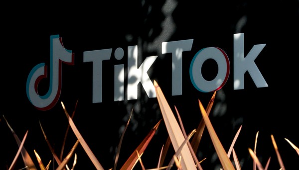 Biden sanciona lei para TikTok cortar laços com a China, sob risco de ser banido dos EUA