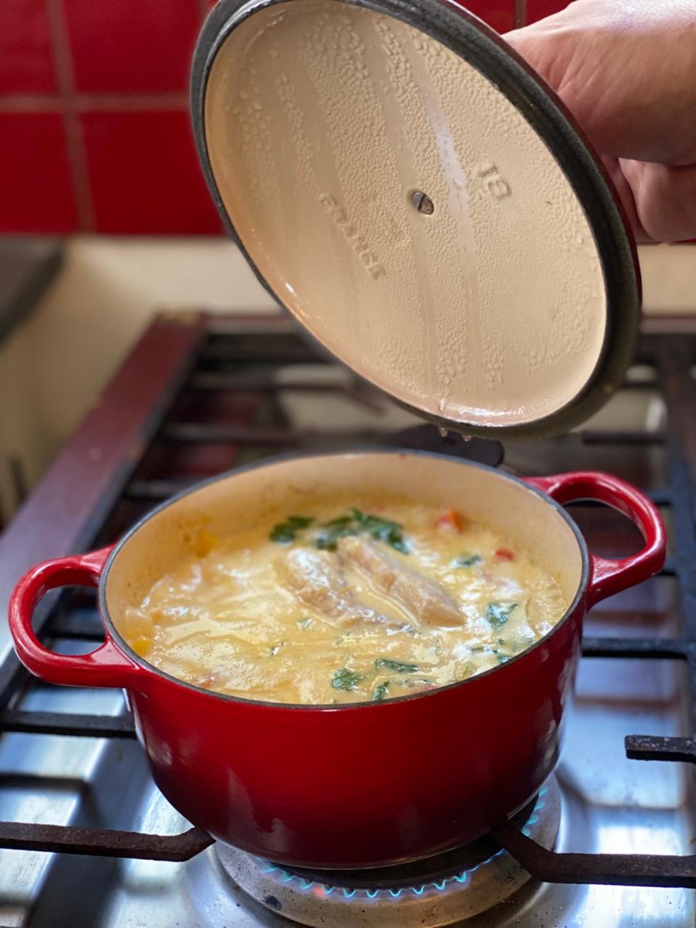 Moqueca pronta, feita a muitas mãos, para compartilhar na mesa — Foto: Divulgação