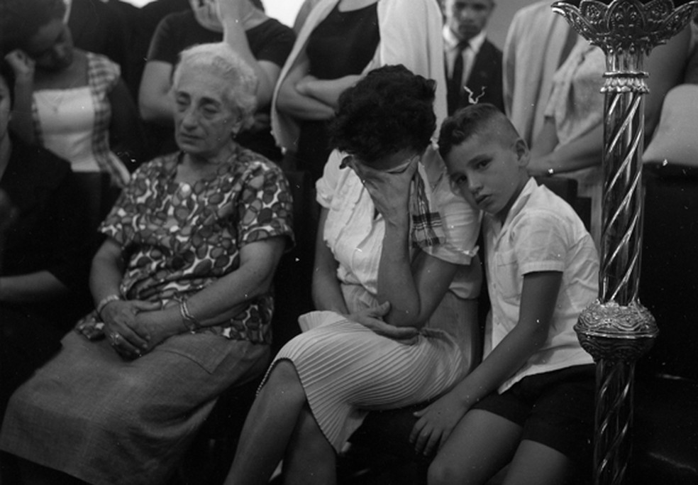 A mãe, a viúva e um dos filhos de Kairala durante velório do senador, em 1963 — Foto: Arquivo/Agência O GLOBO