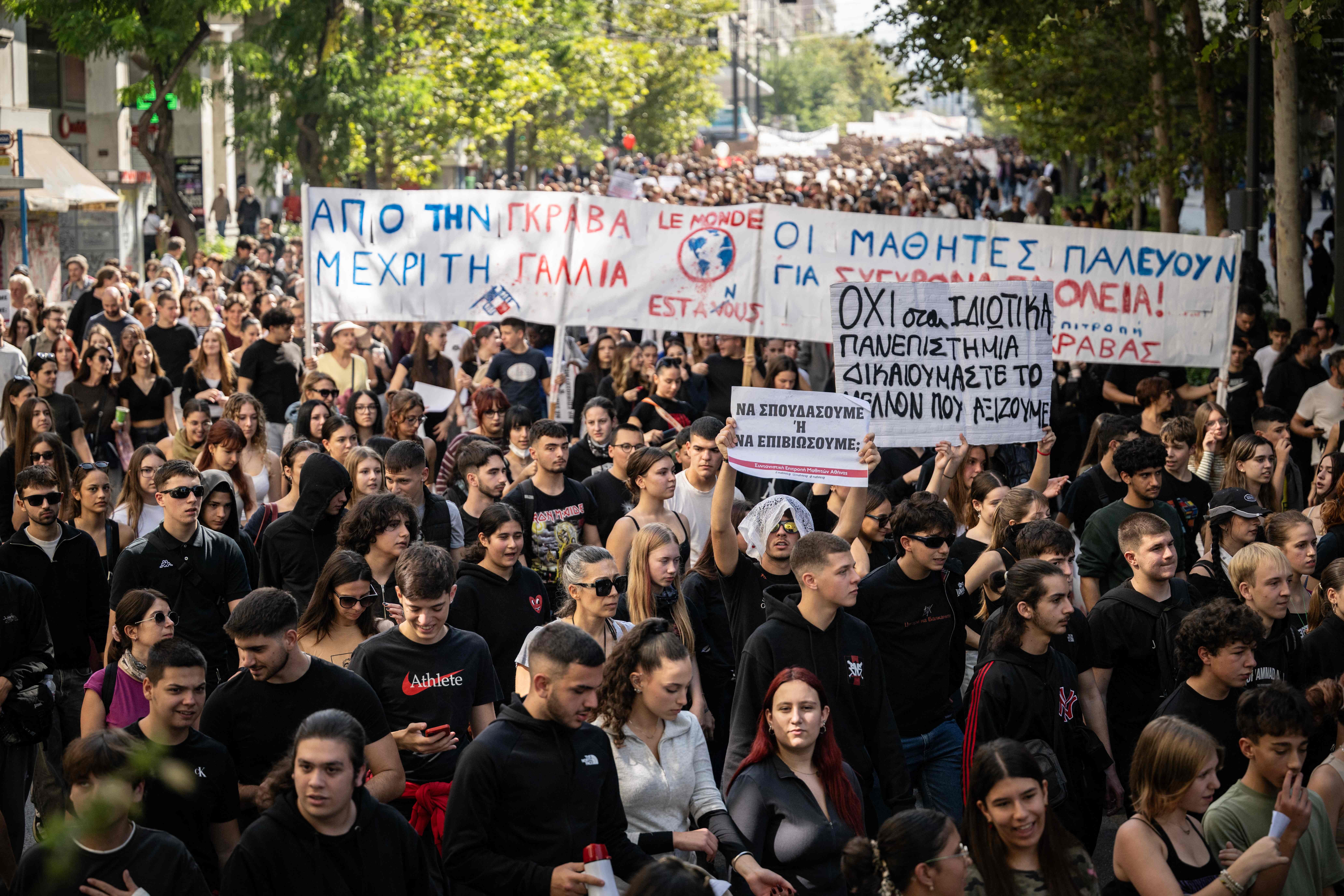 Em movimento semelhante ao da França, gregos vão às ruas exigir investimento em educação e melhores salários