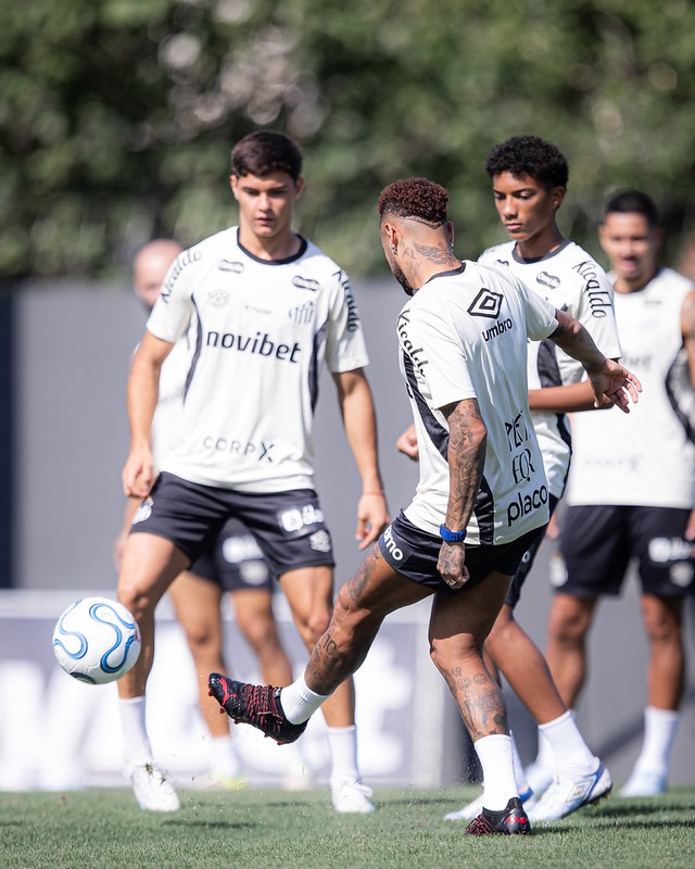 Neymar e Robinho Jr. interagem em treino após acusação de agressão; fotos