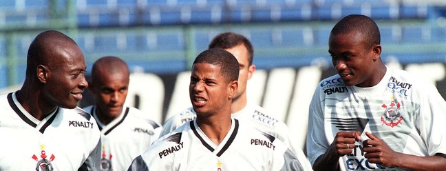 Rincón e Marcelinho Carioca conversam durante treino do Corinthians em 1998undefined — Foto: undefined