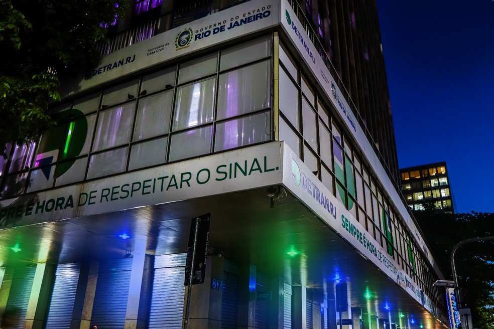 Verde e azul ilumina prédio de Detran, como ação da Semana Nacional de Trânsito — Foto: Marcio Leandro / Detran-RJ