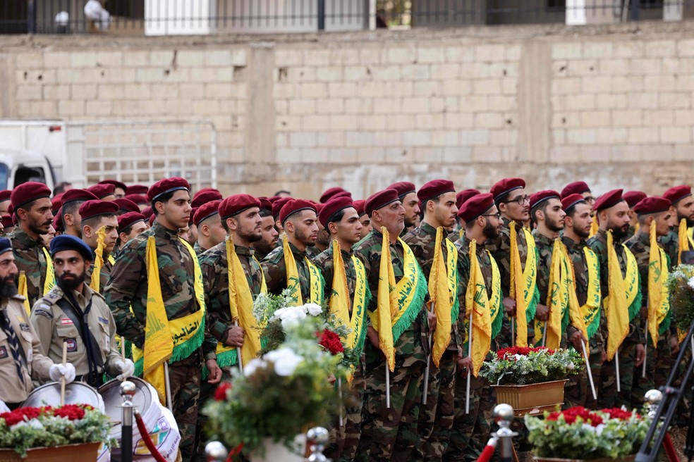 Combatentes do Hezbollah participam de funeral de membros mortos em explosões de pagers e walkie-talkies — Foto: ANWAR AMRO / AFP