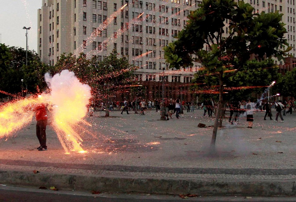 Rojão disparado por manifestantes radicais atinge o cinegrafista da Band Santiago Andrade durante protesto no centro do Rio, em fevereiro de 2014 — Foto: Domingos Peixoto / Agência O Globo