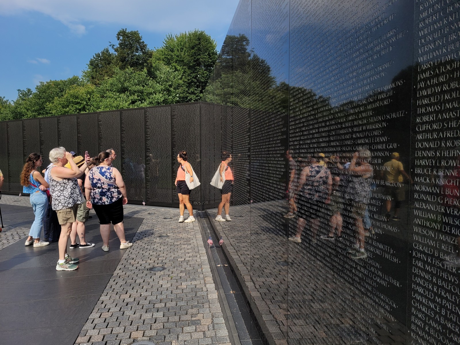 Vistantes redletidos nas paredes de Mármoredo Memorial em homenagem aos aos Americas Mortos na Guerra do Vietnã, Em Washington DC, NOS EUA - FOTO: EDUARDO MAIA / O GLOBO