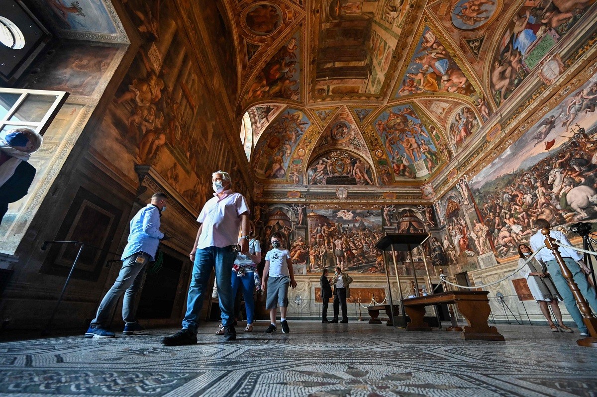 Visitantes caminham pelo Salão de Rafael, outro importante ponto dos Museus VaticanosAFP