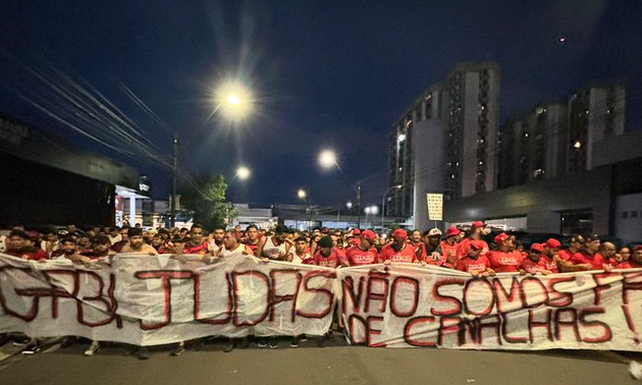 Torcida do Flamengo protesta contra o atacante antes do jogo contra o Amazonas