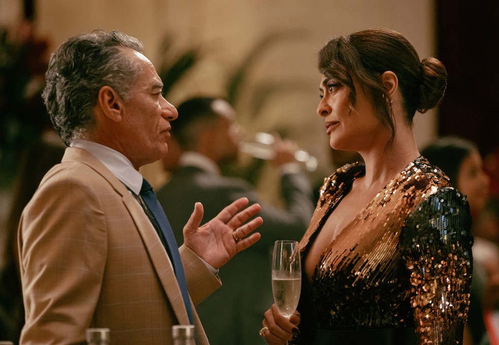 Galego (Chico Diaz) e Leila Fernandez (Juliana Paes) em'Os donos do jogo' — Foto: Marcos Serra Lima/Netflix