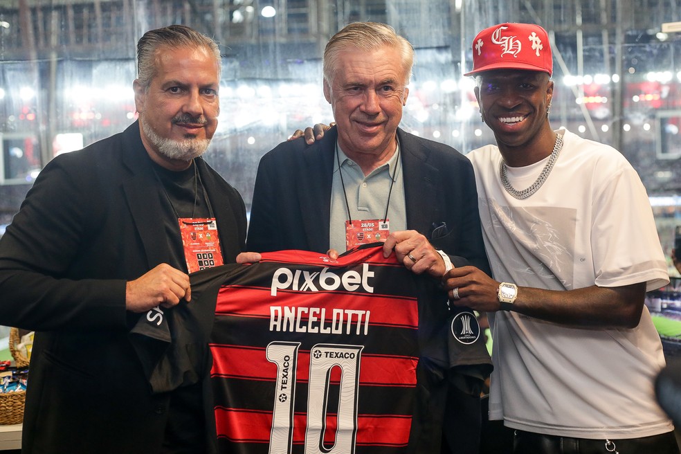 Vini Jr foi a jogo do Flamengo em 2025 e encontrou Carlo Ancelotti e José Boto — Foto: Gilvan de Souza/Flamengo