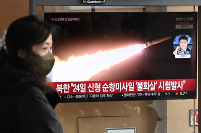 Mulher assiste em Seul à notícia de teste de mísseis norte-coreanos  (Foto: reprodução/O Globo) Lorena Bueri