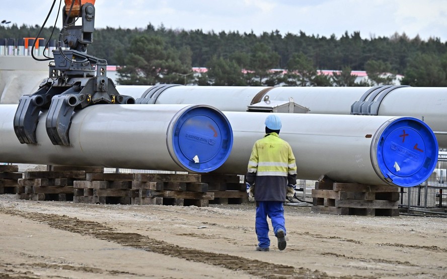 Homem trabalha na construção do gasoduto Nord Stream 2 em Lubmin, na Alemanha