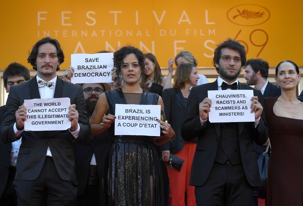 Elenco de 'Aquarius' protesta no Festival de Cannes contra o impeachment da presidente Dilma Roussef — Foto: AFP/ANNE-CHRISTINE POUJOULAT