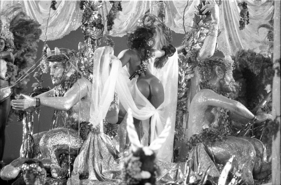 Enoli Lara no desfile da União da Ilha. Depois dela, o regulamento do carnaval foi alterado: proibido genitália desnuda — Foto: Marcelo Régua