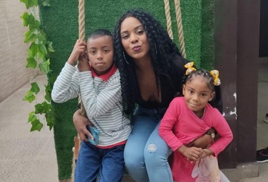 Heloisa Lima teve o horário trocado de modo a obrigá-la a trabalhar nos fins de semana, o que a impedia de ficar com os filhos. Ela não tinha com quem deixar Eduardo, de 11 anos, e Emily, de 7 anos