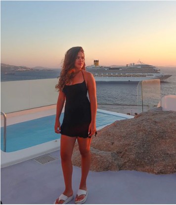 Maisa Silva em hotel luxuoso na Grécia