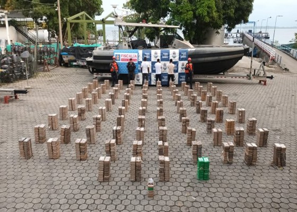 Foram encontradas 94 embalagens com a droga no narcossubmarino — Foto: Marinha da Colômbia
