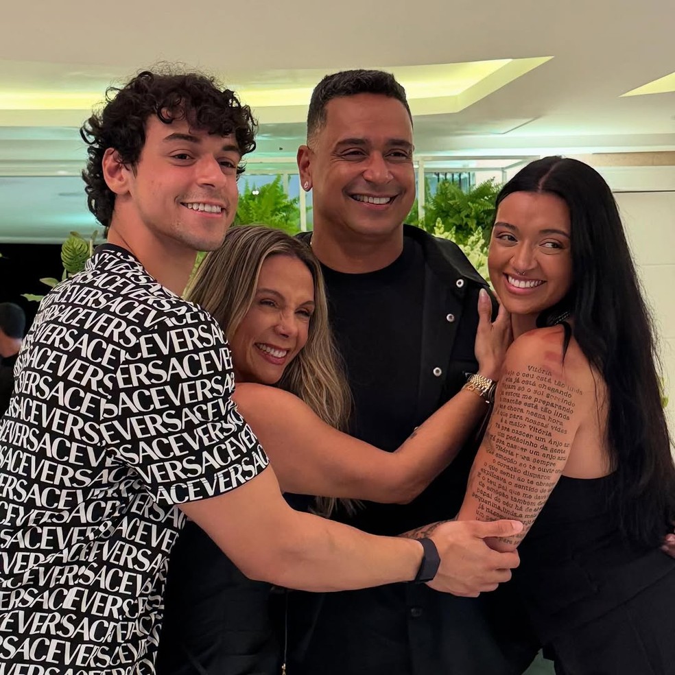 Carla Perez em foto com o marido e os filhos — Foto: Reprodução Instagram