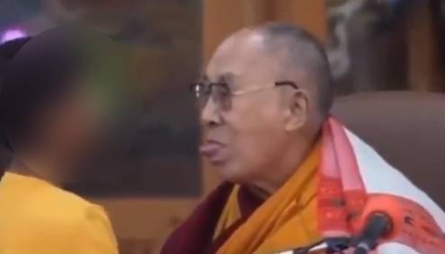 O Dalai Lama (Tenzin Gyatso) gerou revolta após pedir a menino para 'chupar' sua língua num evento na Índia em fevereiro de 2023
