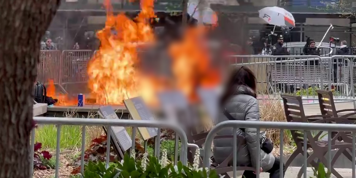 Homem ateia fogo em si mesmo em frente ao tribunal de julgamento de Trump nos EUA