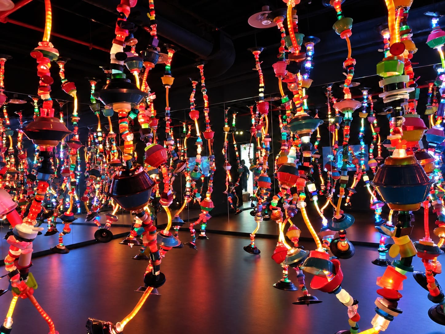 Instalações luminosas no Centro Cultural Light, reta final de Vik Muniz no Museu Nacional e mais exposições no Rio